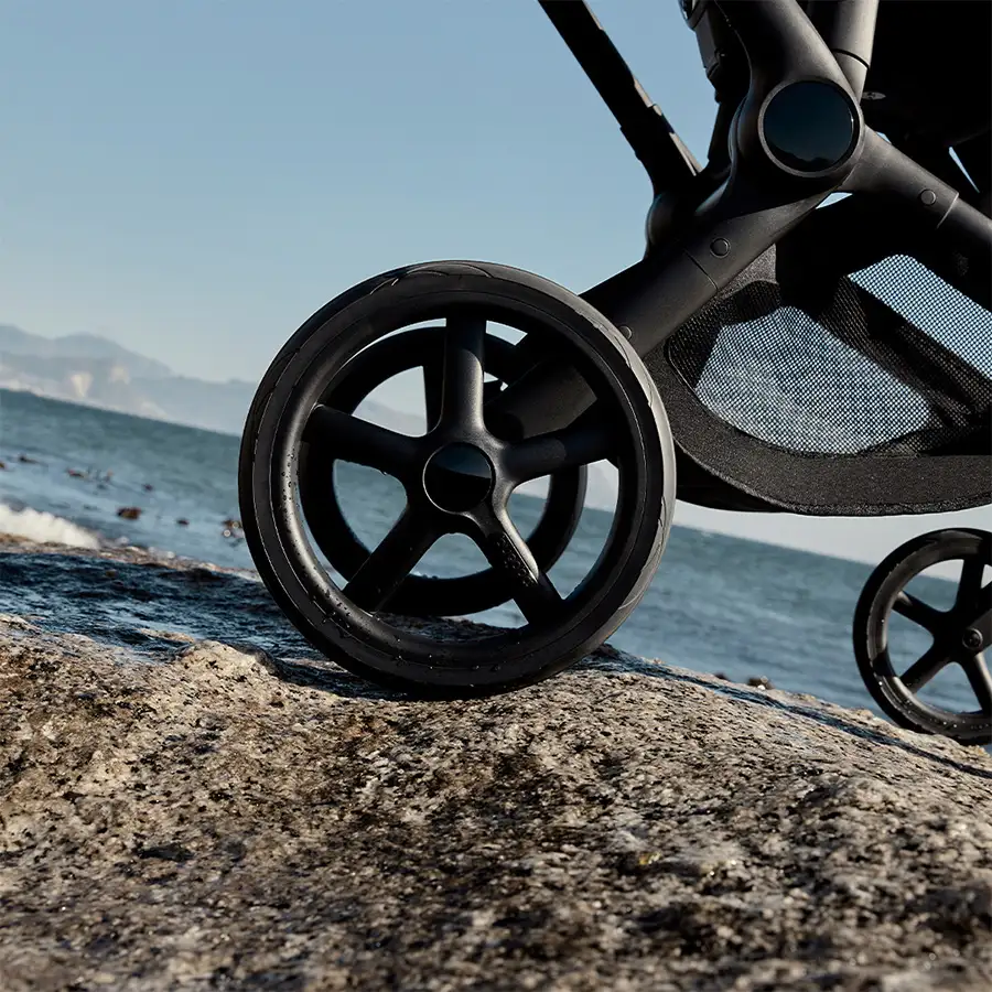 Bugaboo® Fox 5 Renew suspension, close-up of the rear axle of the stroller