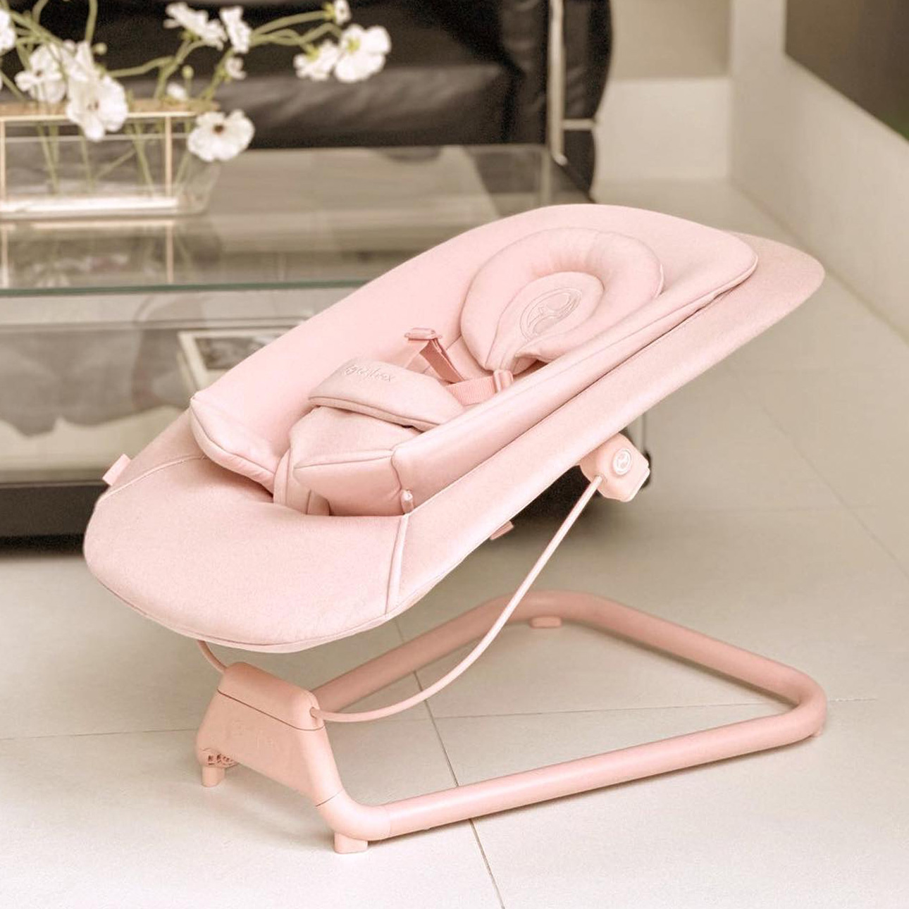 Cybex Click&Fold – leżaczek niemowlęcy na podłodze jako klasyczny bujak