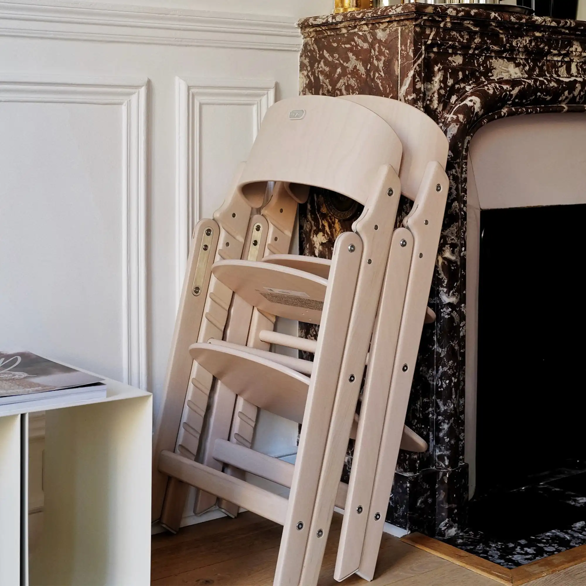 Cybex Click&Fold – złożone krzesełko stojące przy ścianie