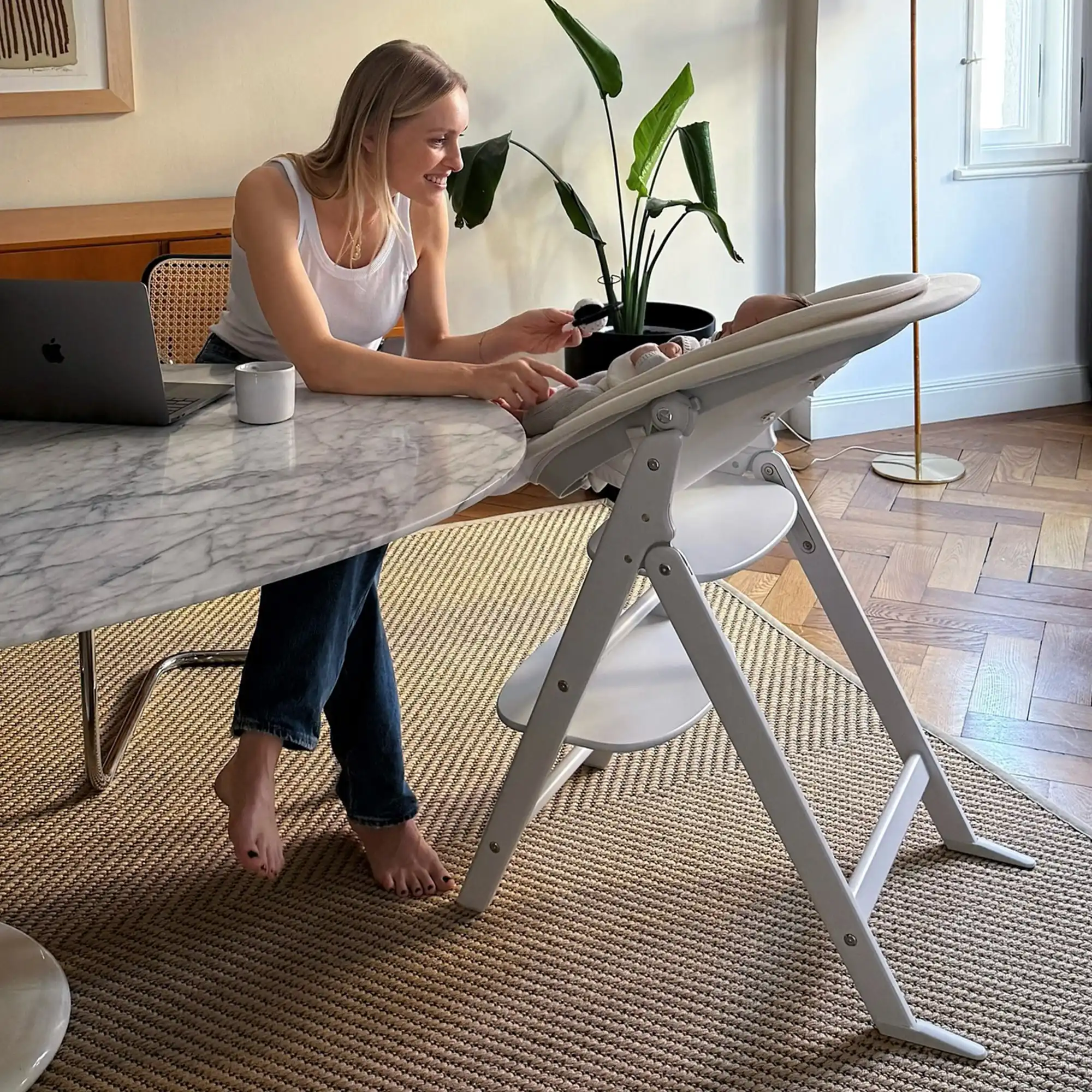 Cybex Click&Fold – leżaczek niemowlęcy podniesiony do poziomu stołu