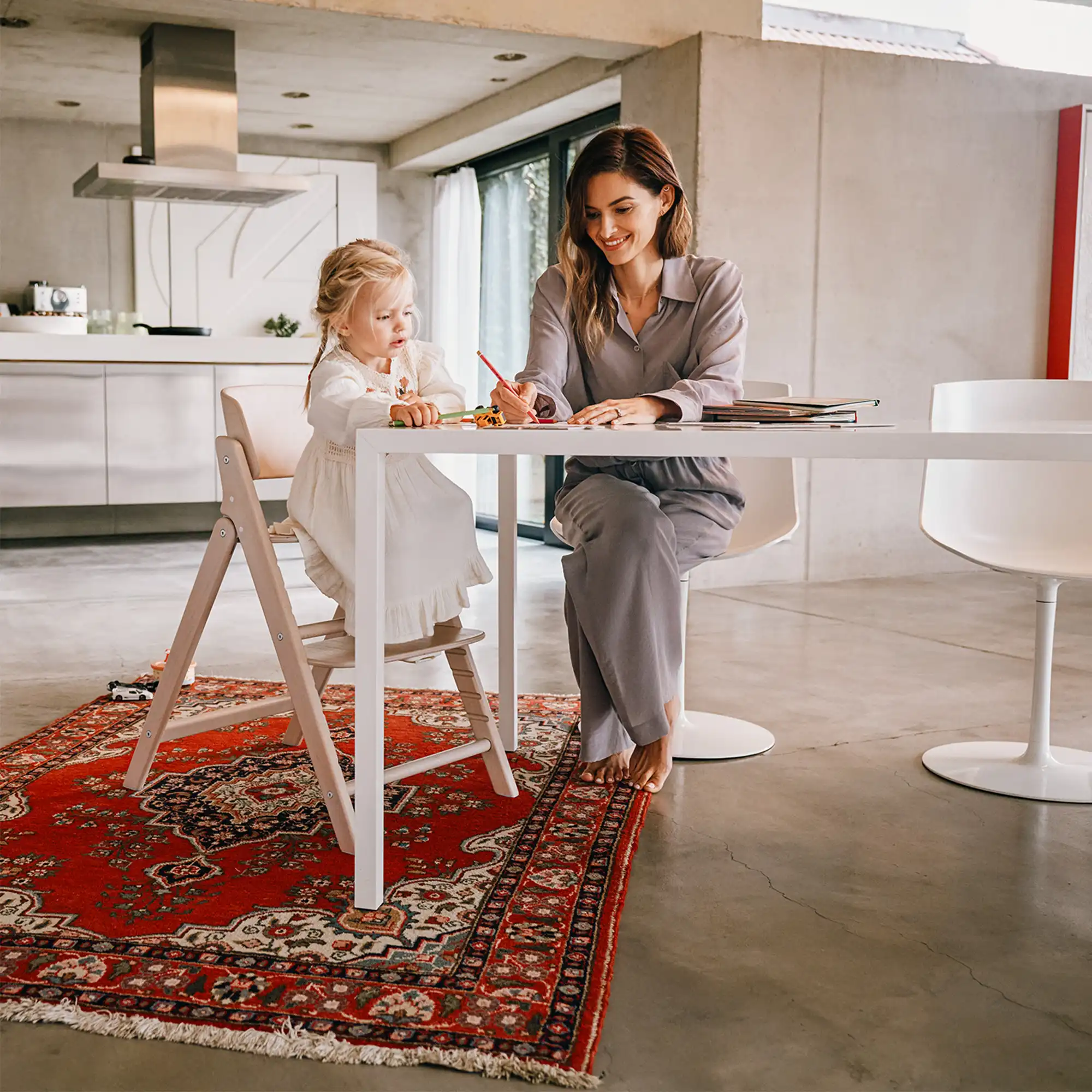 Cybex Click&Fold – regulowane krzesełko dla dziecka w wersji Dark Natural