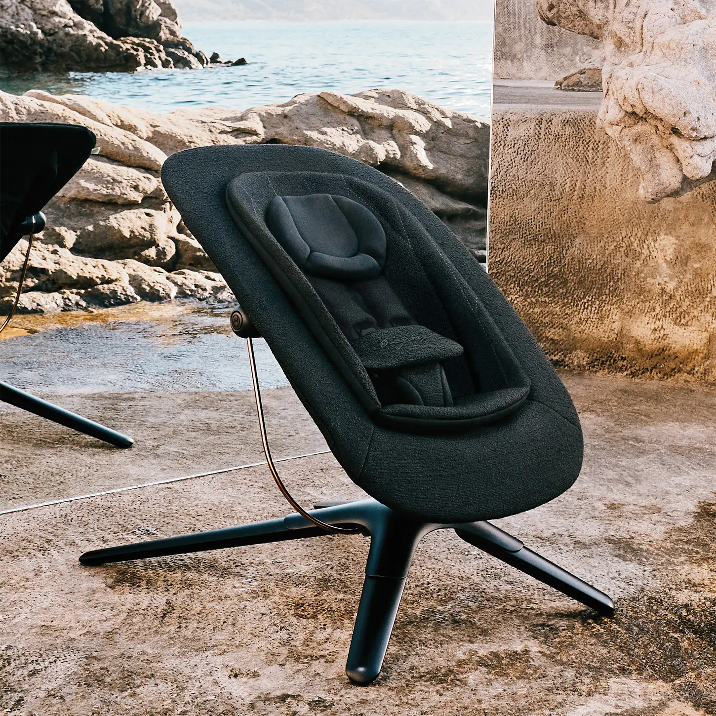 Cybex LEMO Platinum Bouncer – ekskluzyjny leżaczek z tkaniną Bouclé i akcentami Rosegold/Chrome