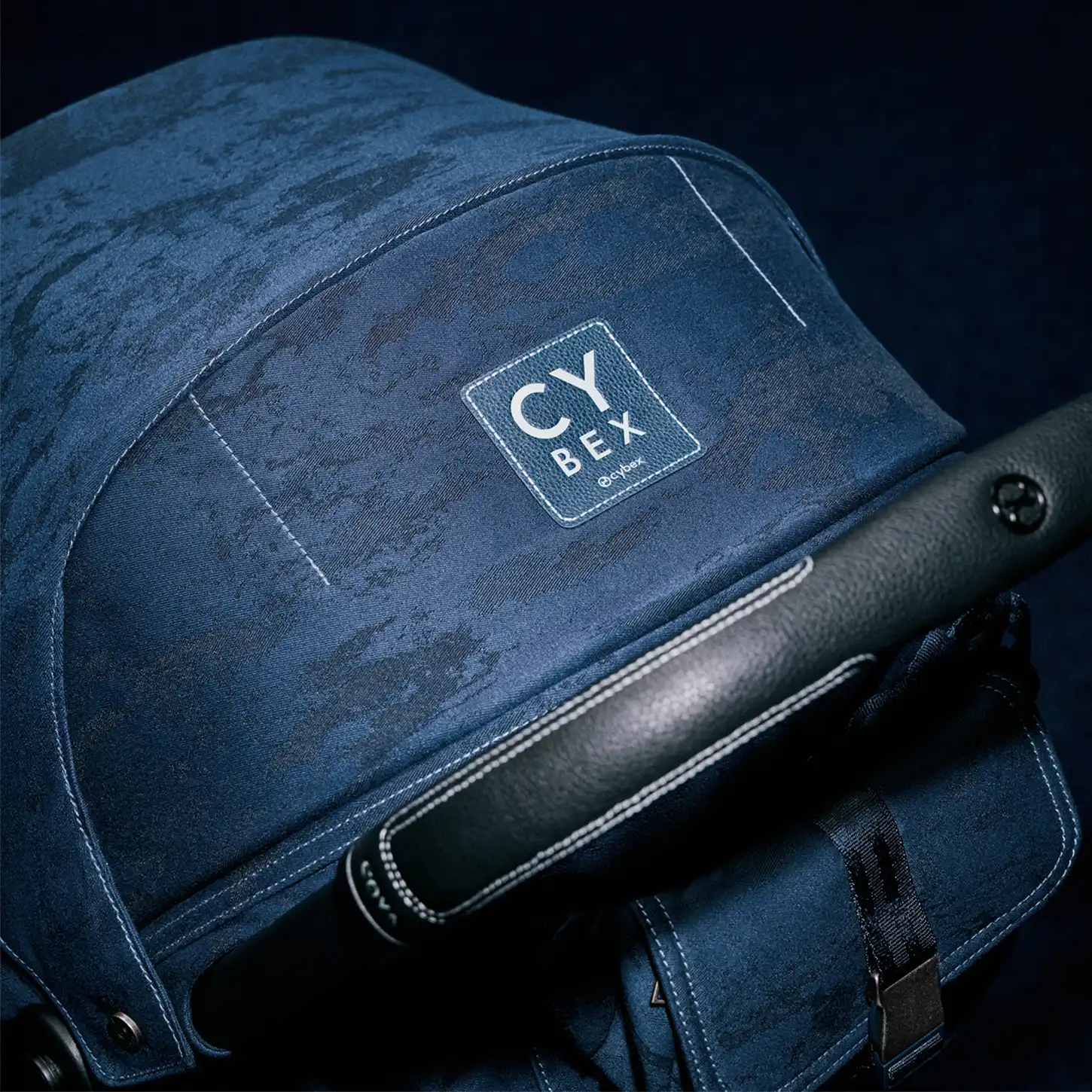 Detal tapicerki wózka spacerowego Cybex Coya Rebellious Luxury – szwy, kieszeń i struktura denimu