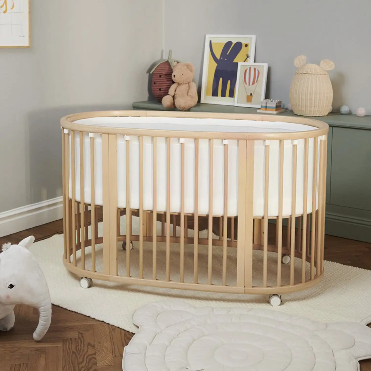 Owalna forma łóżeczka Stokke Sleepi Bed – elegancja i design