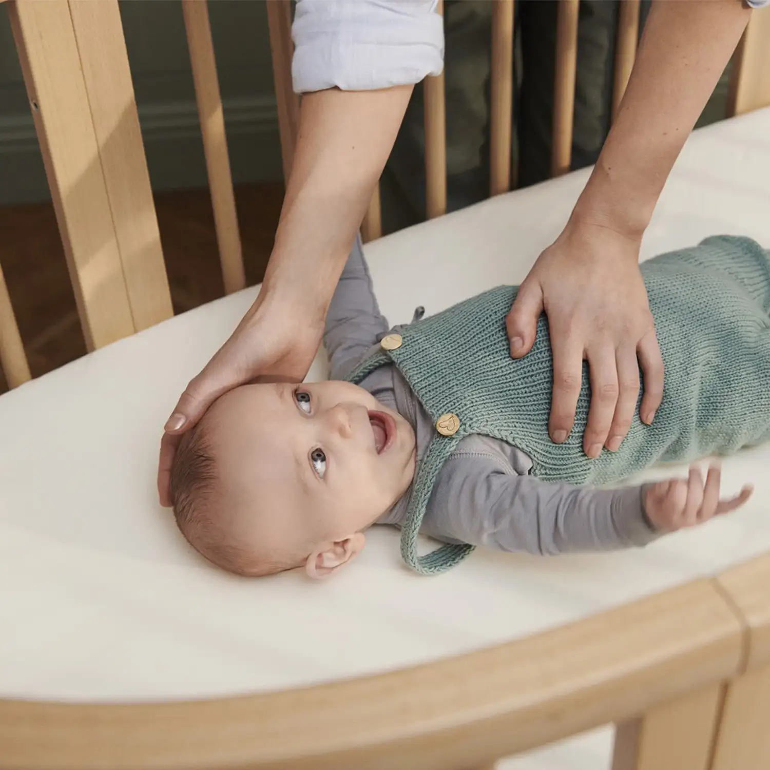 Stokke Sleepi Bed Natural – owalna forma zbliżona do standardu 140x70