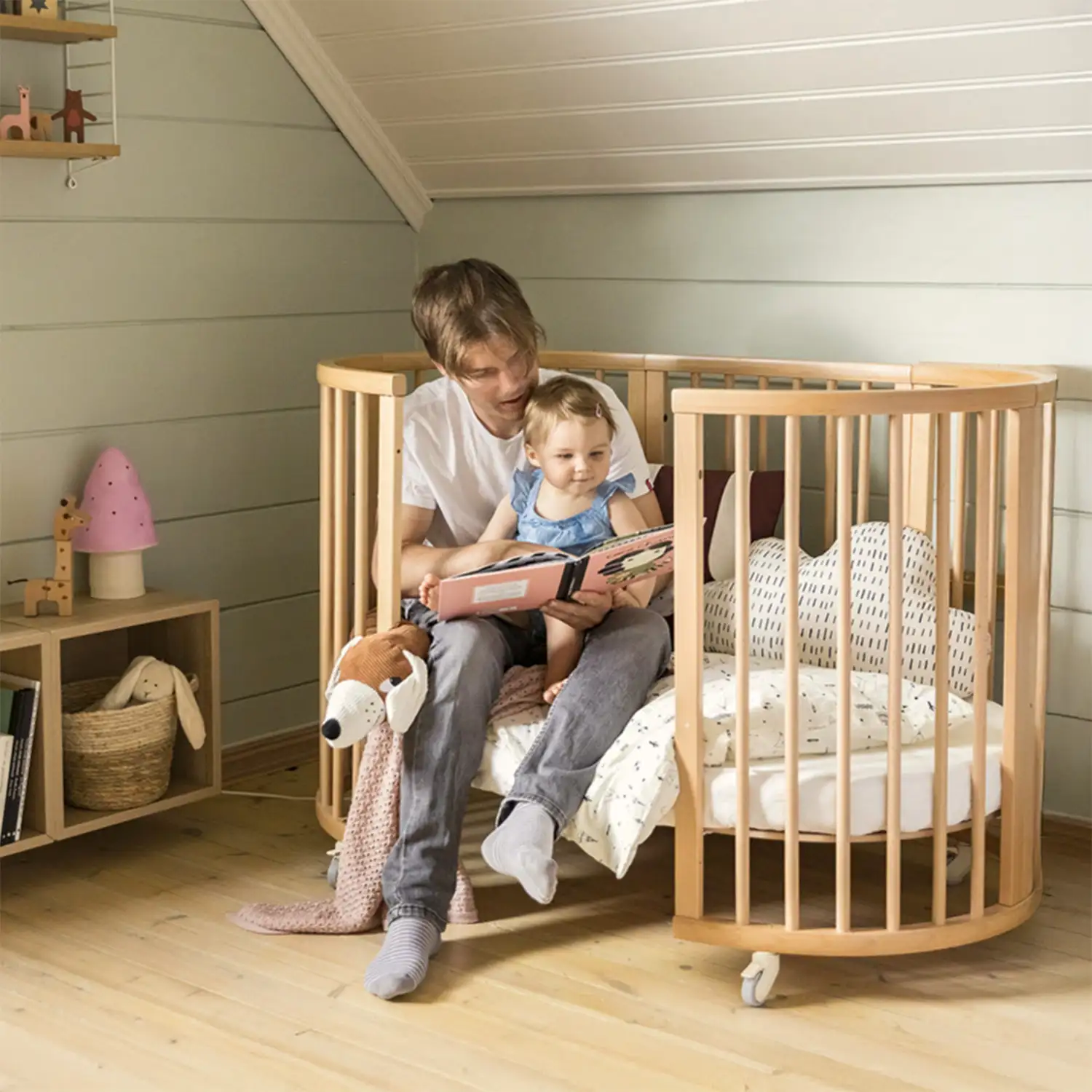 Łóżeczko Stokke Sleepi Mini V3 w pokoju niemowlaka w stylu minimalistycznym