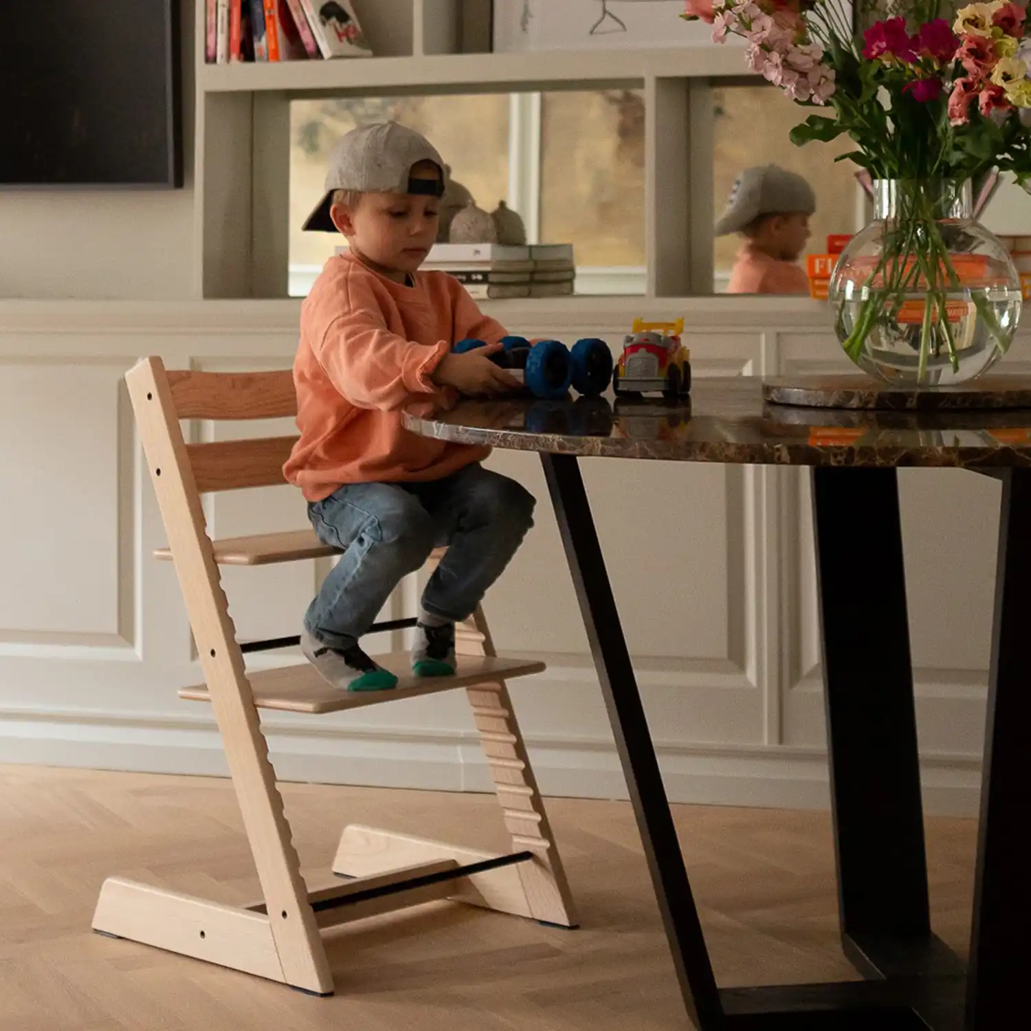 Stokke Tripp Trapp 2w1 przy biurku i stole w kolorze natural