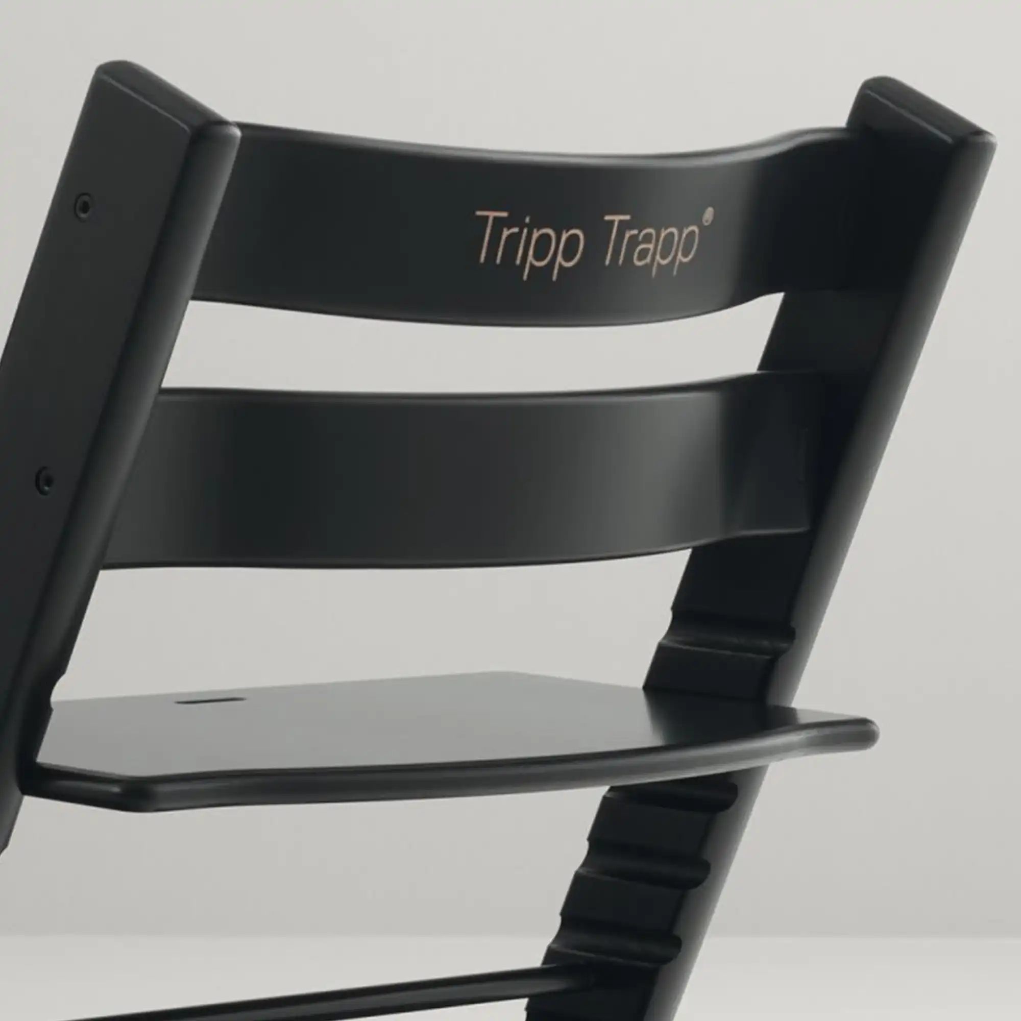 Stokke Tripp Trapp przykład grawerunku laserowego na oparciu krzesełka w kolorze czarnym bukowym