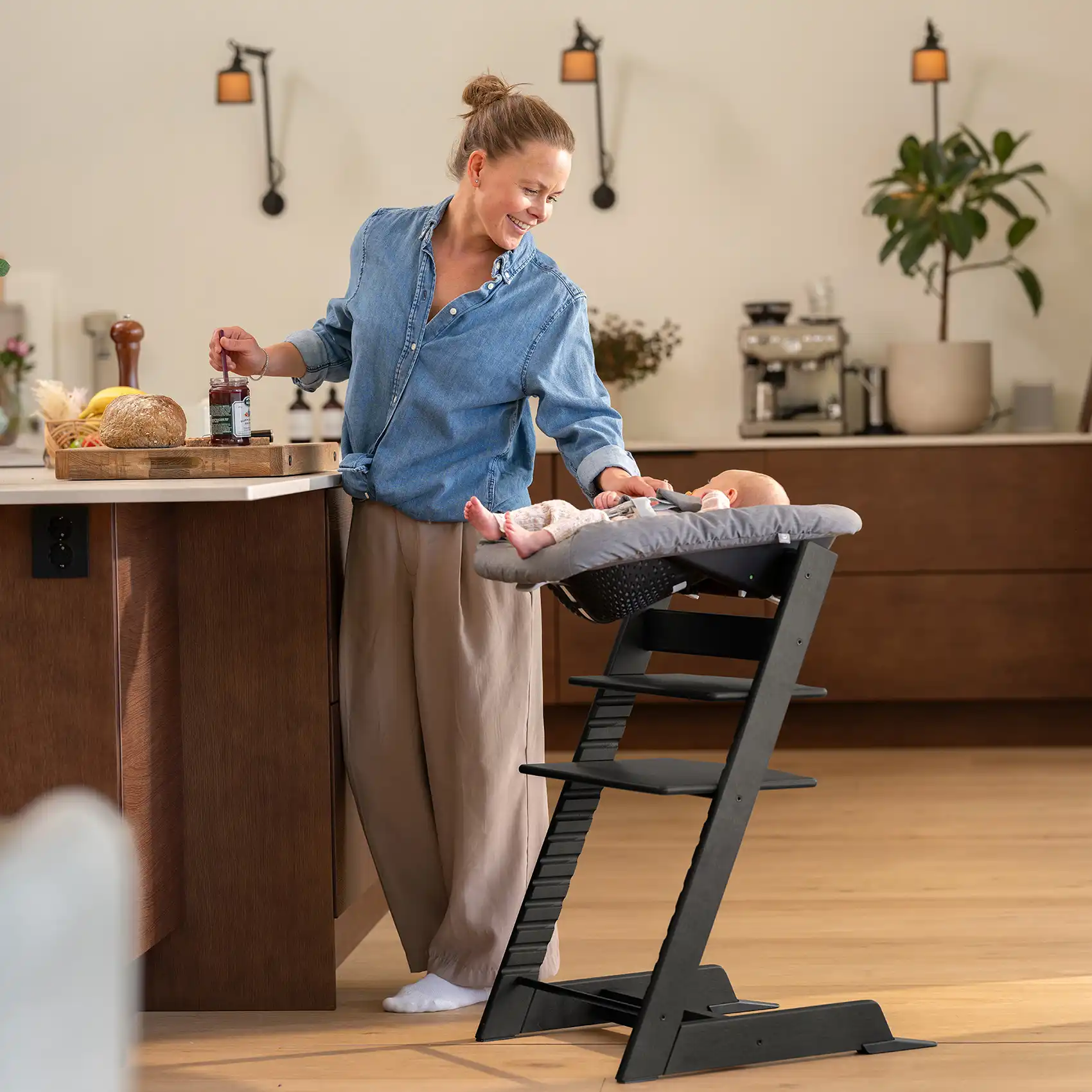 Dziecko w leżaczku niemowlęcym Stokke Tripp Trapp zamontowanym na krzesełku