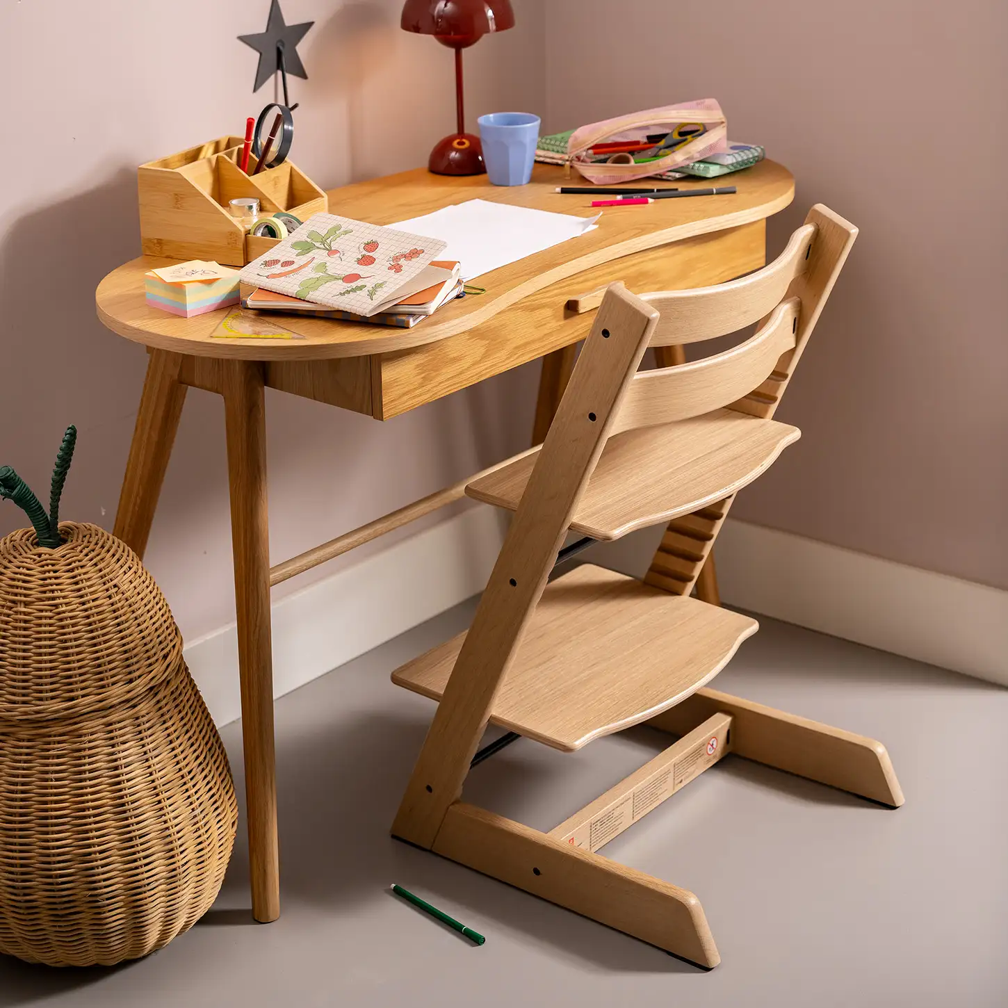Chłopiec prawidłowo siedzący w ergonomicznym krzesełku Stokke Tripp Trapp w kolorze natural buk