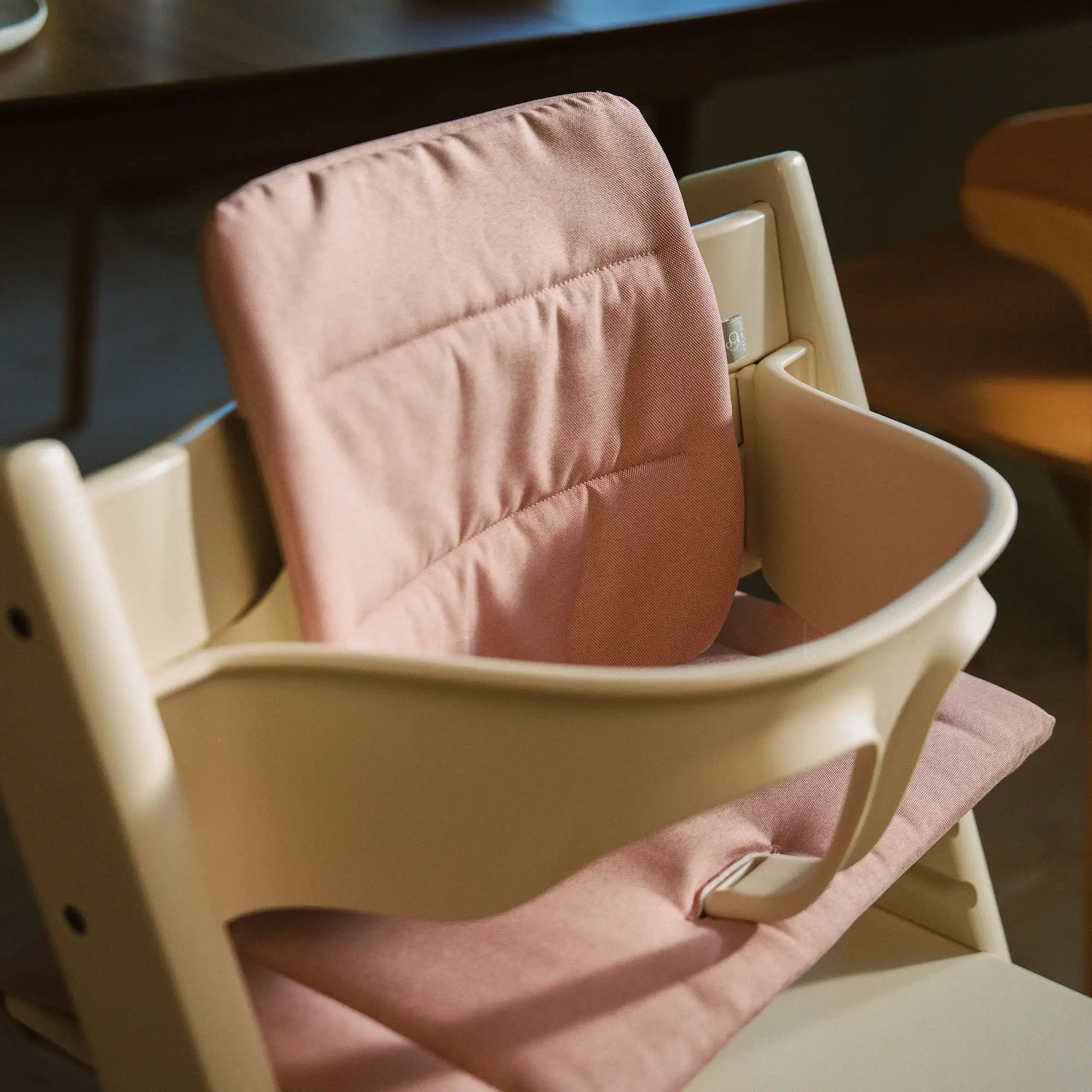 Stokke Tripp Trapp z poduszką Cushion V2 Light Anthracite – nowa wersja 2026, widok z przodu