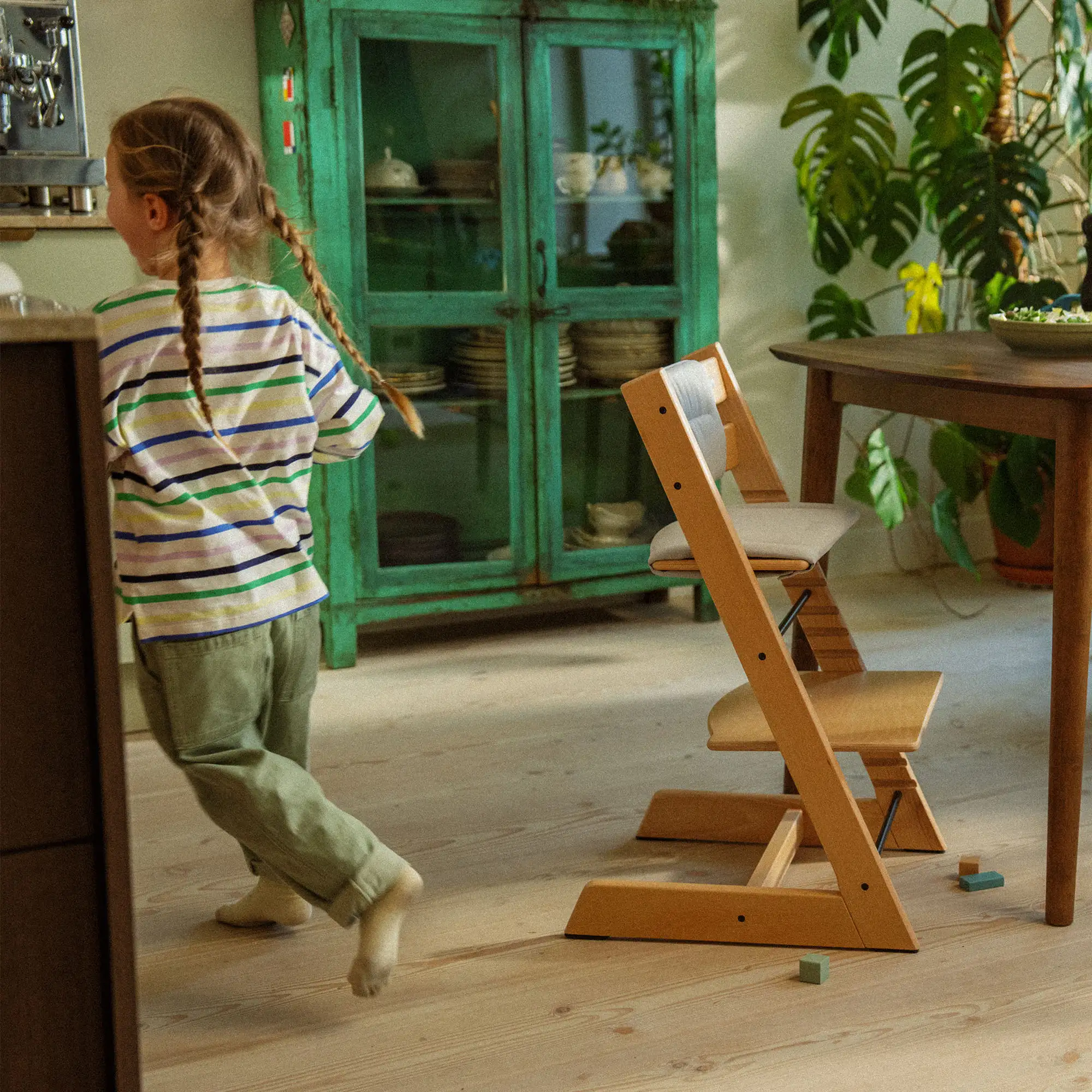 Poduszka Stokke Tripp Trapp Cushion V2 Beige w zestawie z Baby Setem, widok w codziennym wnętrzu