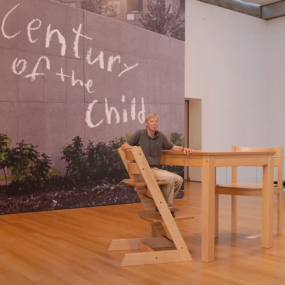 Tripp Trapp w Museum of Modern Art w Nowym Jorku, siedzi na nim autor Peter Opsvik