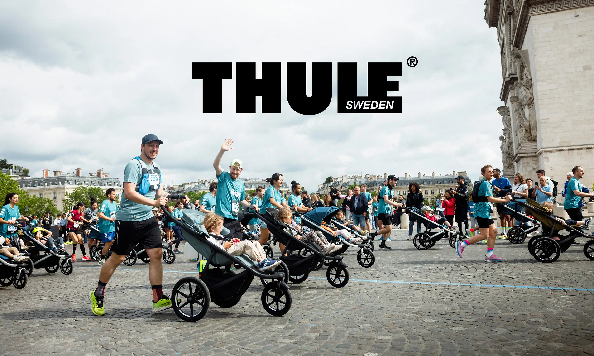 Thule Urban Glide 3 w kolorze Mid-Blue – sportowy wózek terenowy w naturalnym otoczeniu