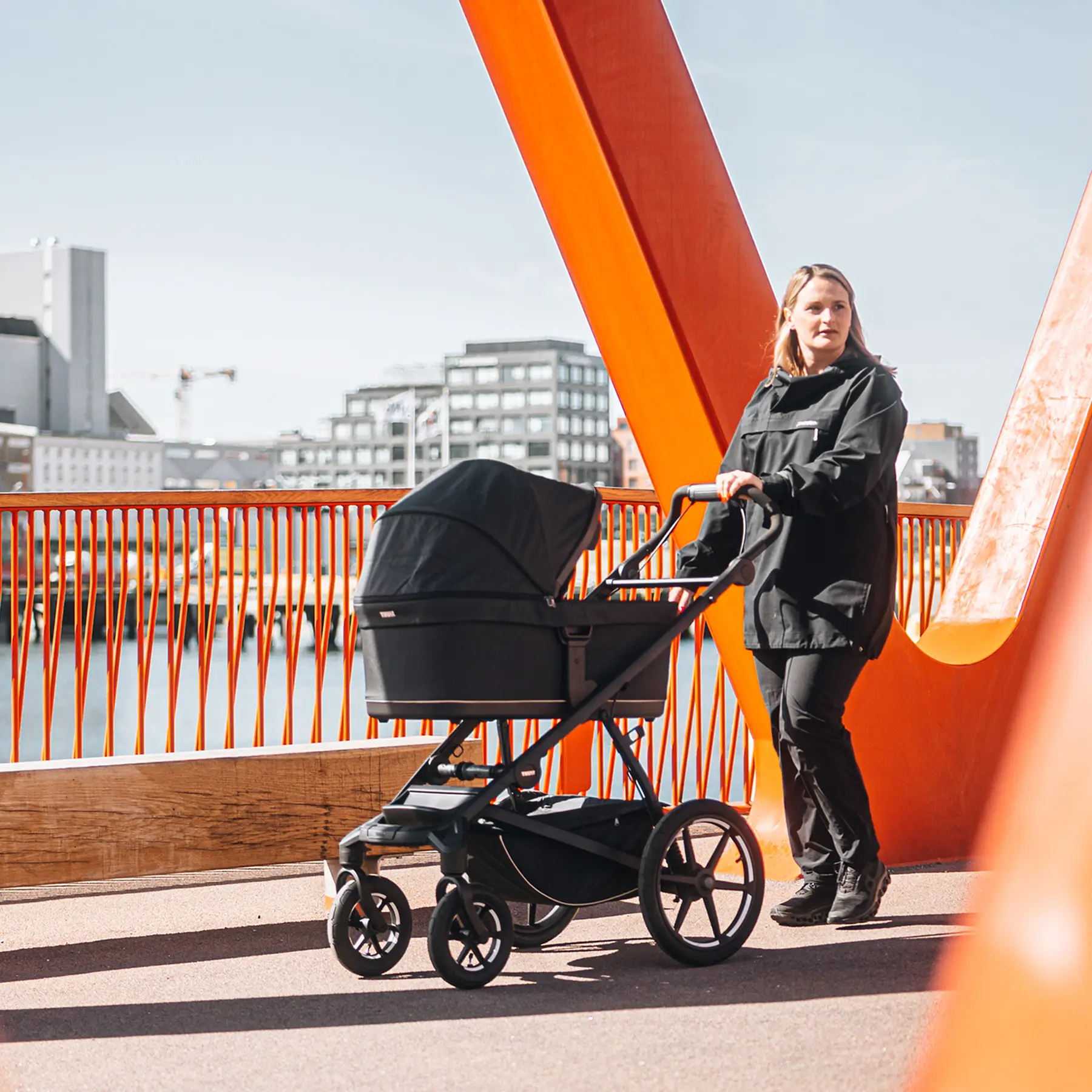 Thule Urban Glide 4-wheel 2w1 – gondola niemowlęca do stabilnego użytkowania w terenie