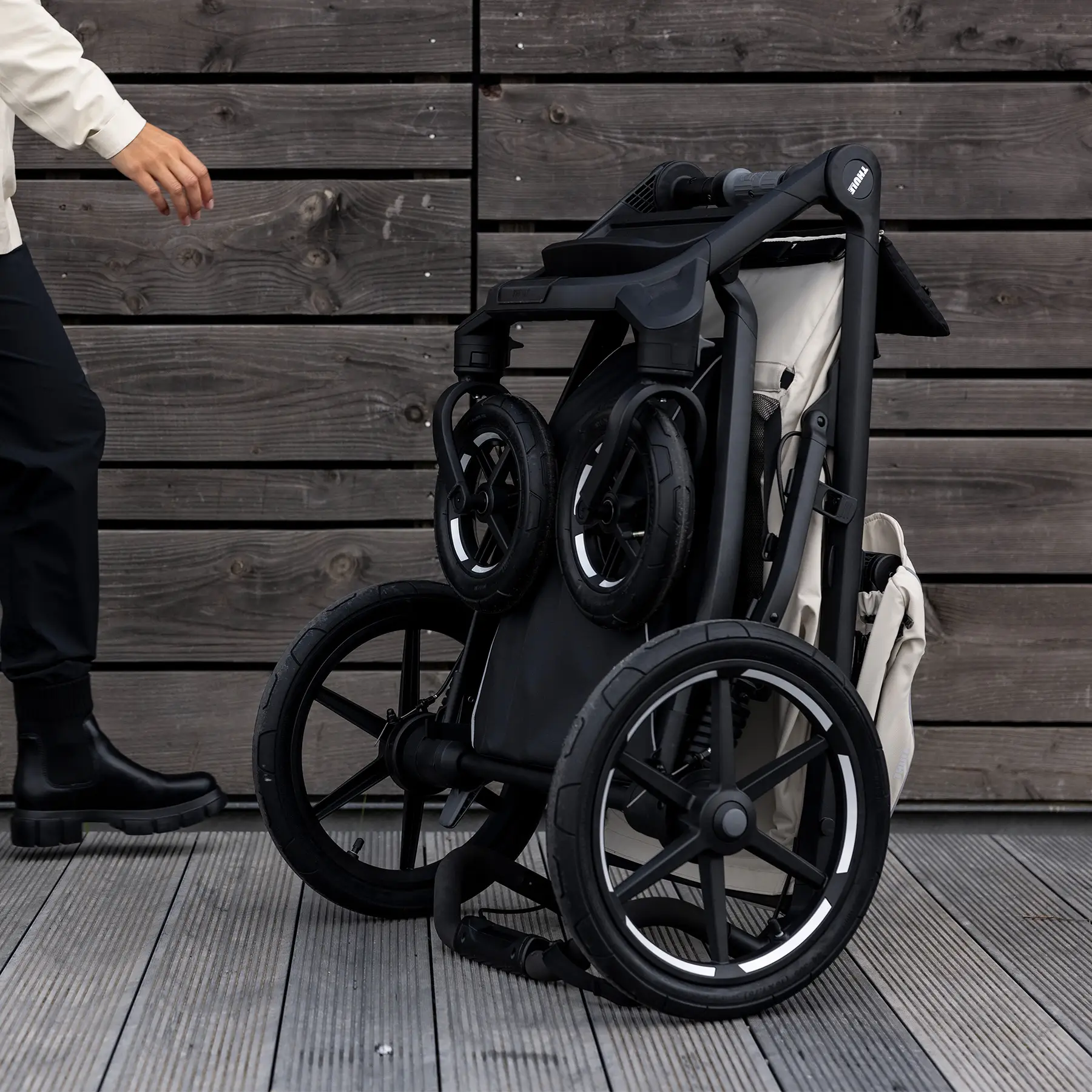 Thule Urban Glide 4-wheel – składanie wózka do transportu i przechowywania