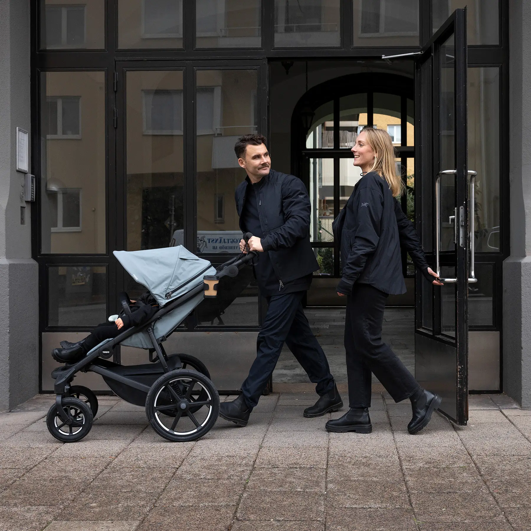 Thule Urban Glide 4-wheel – gondola zamontowana na ramie wózka