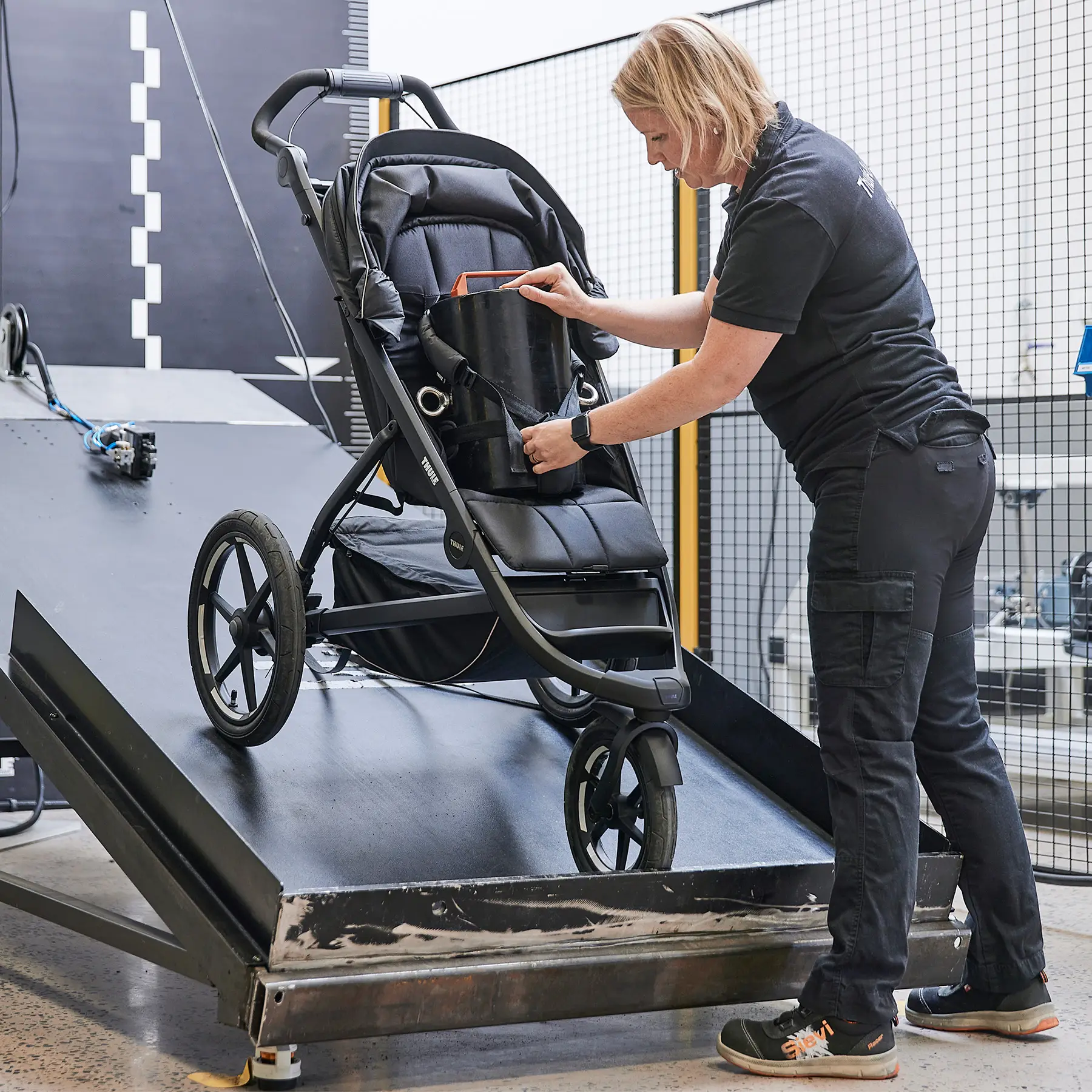 Thule Urban Glide 3 – testy wytrzymałościowe w Thule Test Center