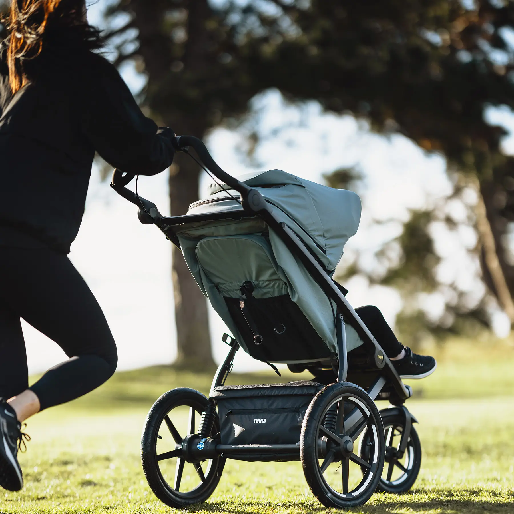 Thule Urban Glide 4-wheel – ręczny hamulec typu twist