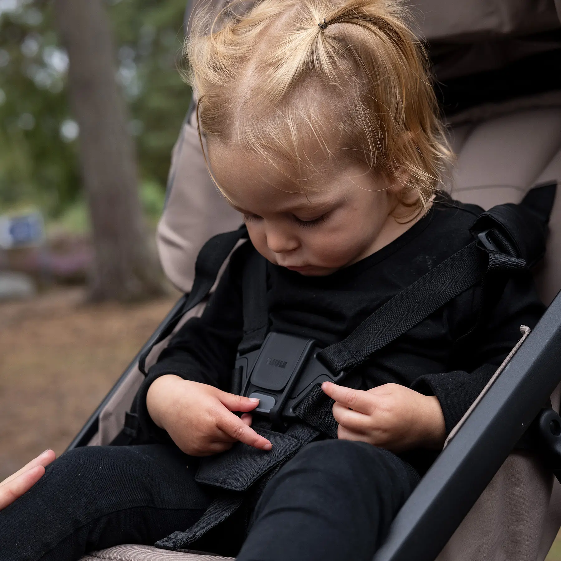 Thule Urban Glide – magnetyczna klamra pasów bezpieczeństwa