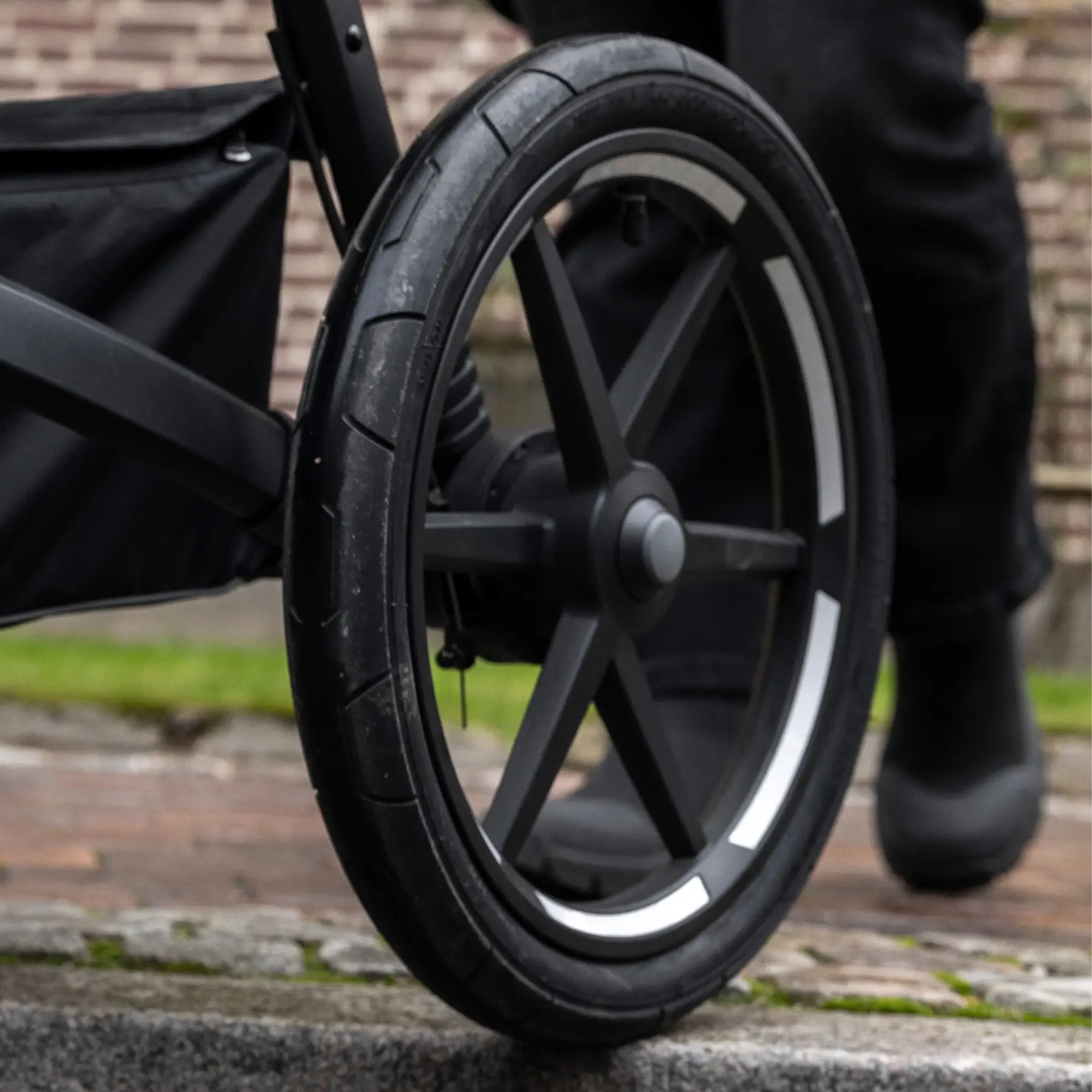 Thule Urban Glide 4-wheel – duże pompowane koła i zawieszenie terenowe
