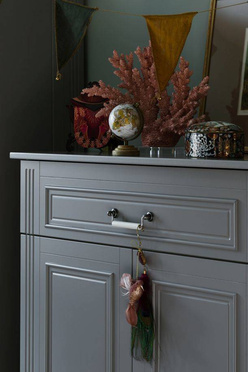 Bellamy® Ines komoda wysoka 2-drzwiowa | Neutral Grey