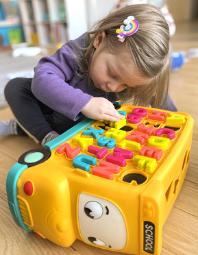 B.Toys™ AlphaBus autobus z alfabetem magnetycznym