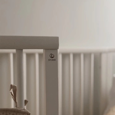 Stokke® Sleepi™ Mini V3 zestaw promocyjny 8w1, owalne łóżeczko–gniazdko niemowlęce | White